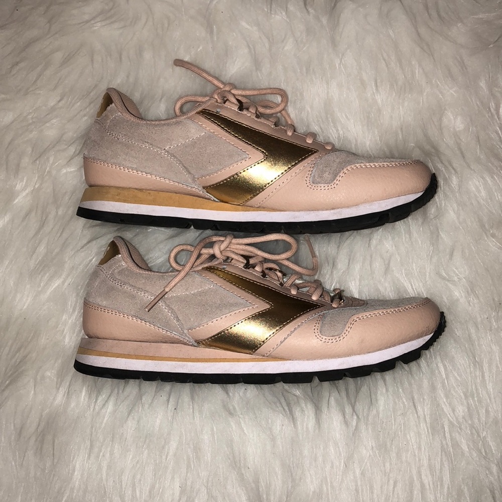 Brooks Nude Pink/Gold Sneakers (Never Worn)